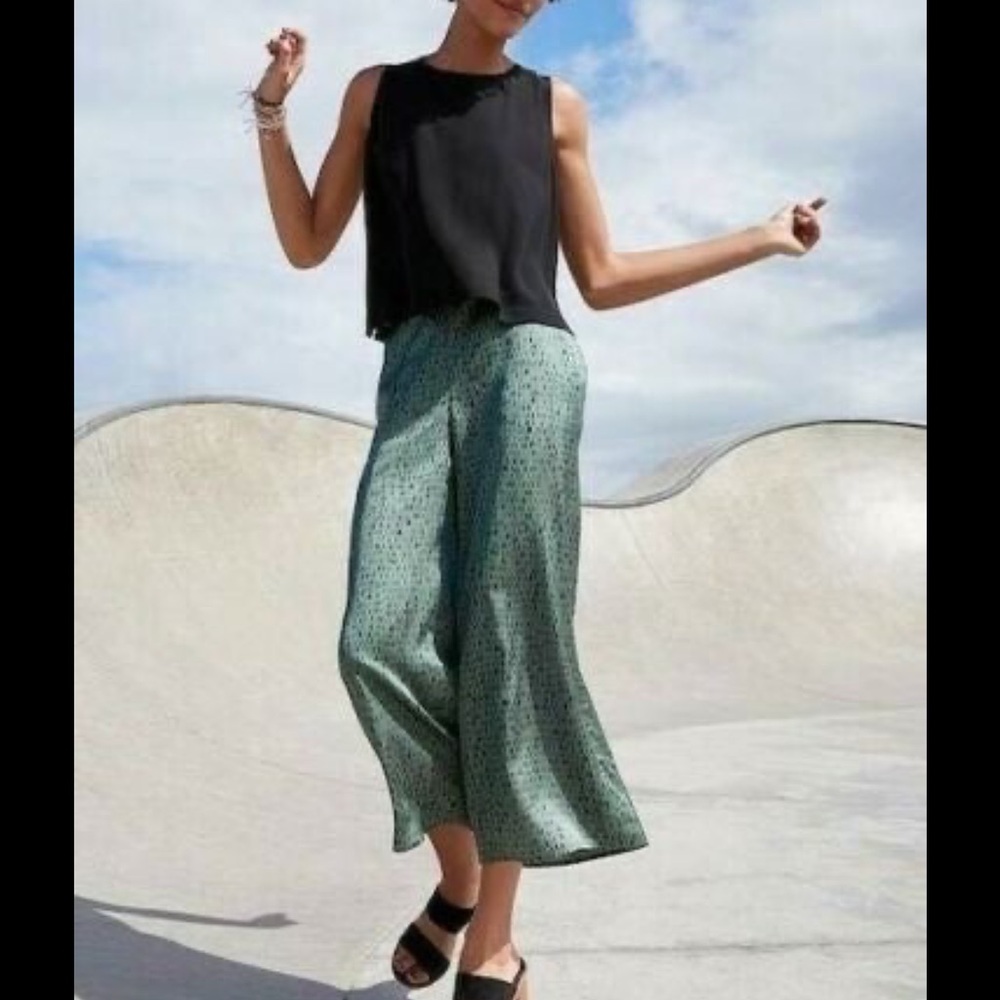 238.00 NWT Eileen Fisher Cropped Silk Pants
Gorgeous!!